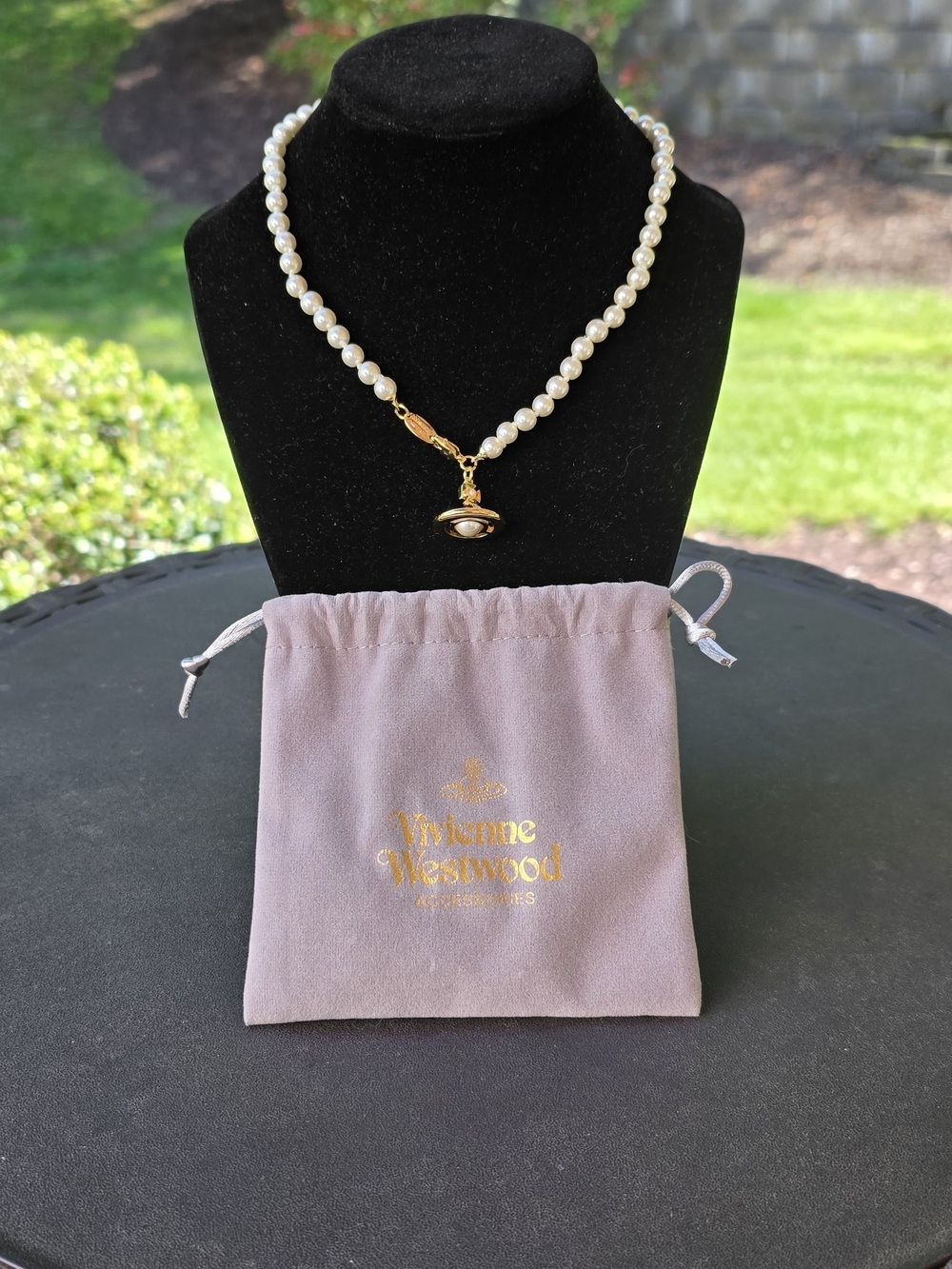 Vivienne Westwood Mini Bas Relief Pearl Choker in gold with faux pearls